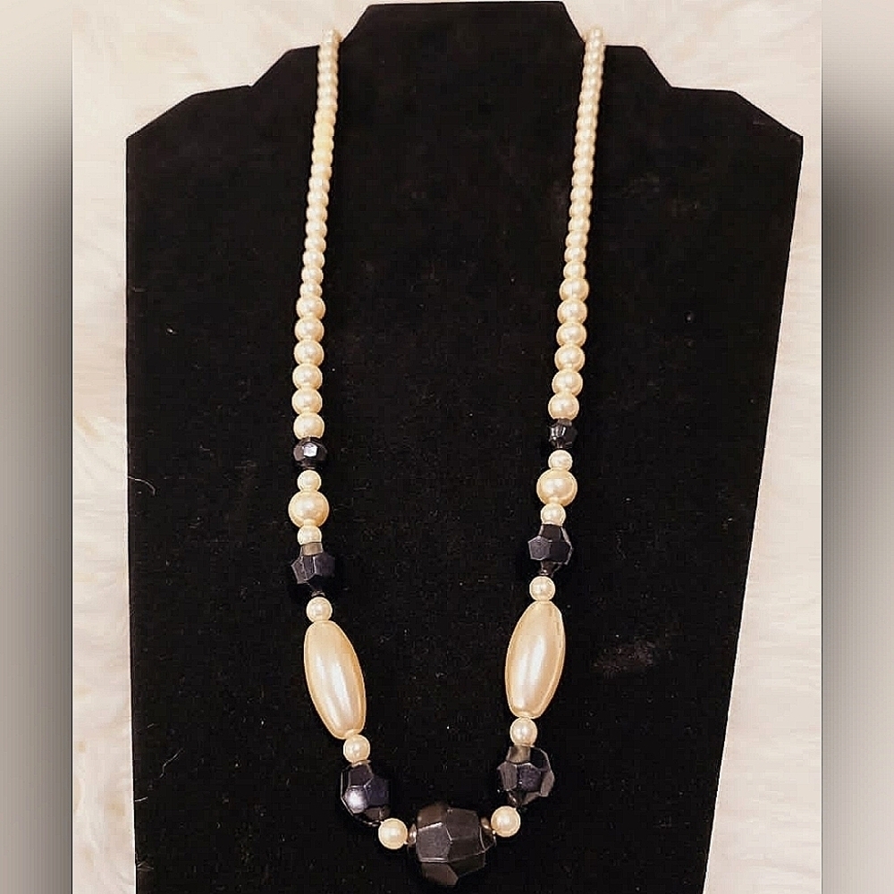 Gold Tone Beaded Necklace With Black Rock Imitation 🌴